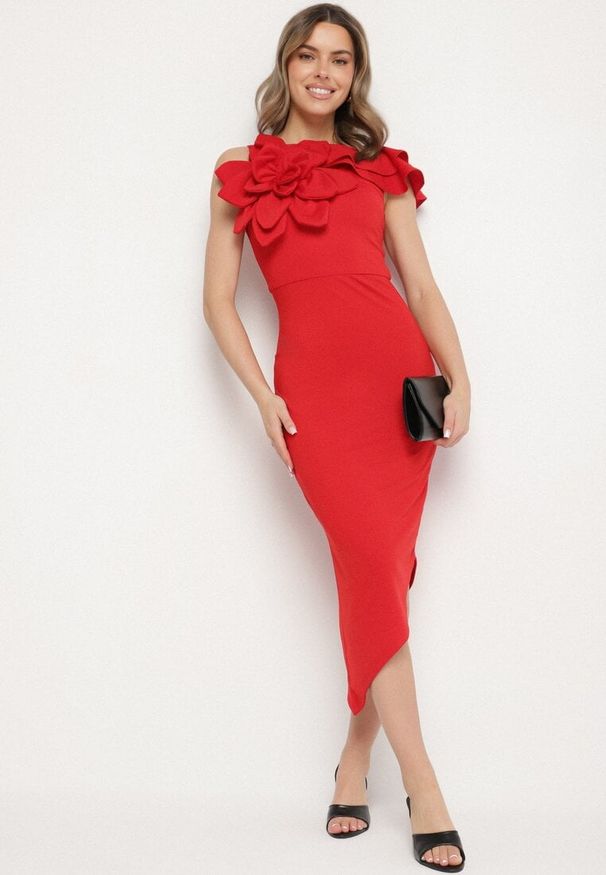 Born2be - Czerwona Asymetryczna Sukienka Koktajlowa Vices z Falbankami i Kwiatem 3D Tolaseia. Okazja: na co dzień. Typ kołnierza: kołnierz z falbankami. Kolor: czerwony. Wzór: kwiaty. Typ sukienki: asymetryczne. Styl: wizytowy