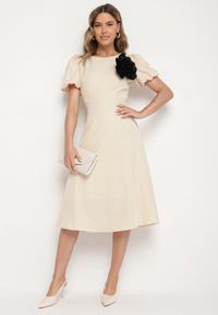 Born2be - Beżowa Sukienka Vices o Rozkloszowanym Kroju z Odpinanym Kwiatem 3D Rallarea. Kolor: beżowy. Wzór: kwiaty. Sezon: wiosna, lato #8