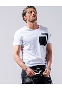 GUNS & TUXEDOS - Biały t-shirt Clandestino 2. Okazja: na co dzień. Kolor: biały. Materiał: jeans, bawełna, materiał. Wzór: aplikacja, nadruk. Styl: casual #1