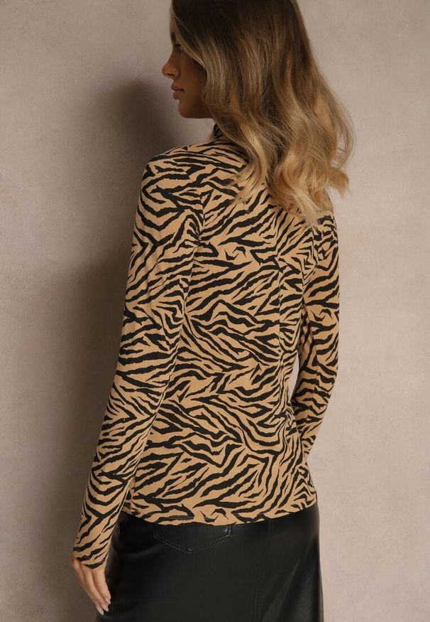 Renee - Brązowa Bluzka z Bawełny Typu Longsleeve z Golfem w Zebrę Cralissa. Okazja: do pracy, na spotkanie biznesowe. Typ kołnierza: golf. Kolor: brązowy. Materiał: bawełna. Długość rękawa: długi rękaw. Długość: długie. Wzór: motyw zwierzęcy. Styl: klasyczny, biznesowy