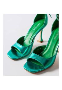 Inna Zielone błyszczące sandały na szpilce z paskiem Delinda. Zapięcie: pasek. Kolor: zielony. Materiał: skóra. Sezon: lato. Obcas: na szpilce. Wysokość obcasa: wysoki #3