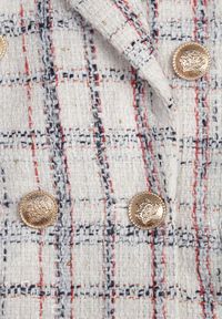 Renee - Biała Dwurzędowa Marynarka z Błyszczącą Nicią i Poduszkami na Ramionach Elilona. Kolor: biały. Materiał: dzianina. Długość rękawa: długi rękaw. Długość: długie. Styl: klasyczny #5