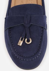 Renee - Granatowe Mokasyny Ozdobione Metalowymi Aplikacjami Eunilla. Okazja: na co dzień. Kolor: niebieski. Materiał: jeans. Wzór: aplikacja. Styl: elegancki, klasyczny, casual #4