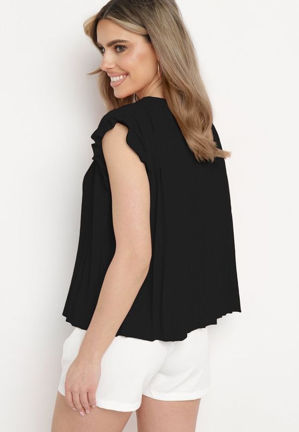 Born2be - Czarna Koszulka Top Plisowany z Krótkim Rękawem Cevaga. Kolor: czarny. Materiał: bawełna. Długość rękawa: krótki rękaw. Długość: krótkie. Styl: klasyczny, elegancki