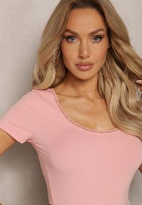 Renee - Różowa Bluzka z Trójkątnym Dekoltem z Koronką Thisalla. Okazja: na co dzień. Kolor: różowy. Materiał: koronka. Wzór: koronka. Styl: klasyczny, casual, elegancki #5