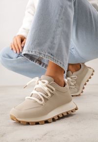 Renee - Beżowe Sneakersy na Platformie Ozdobionej Tłoczeniem Zerla. Okazja: na co dzień. Kolor: beżowy. Materiał: jeans. Wzór: aplikacja. Obcas: na platformie #1
