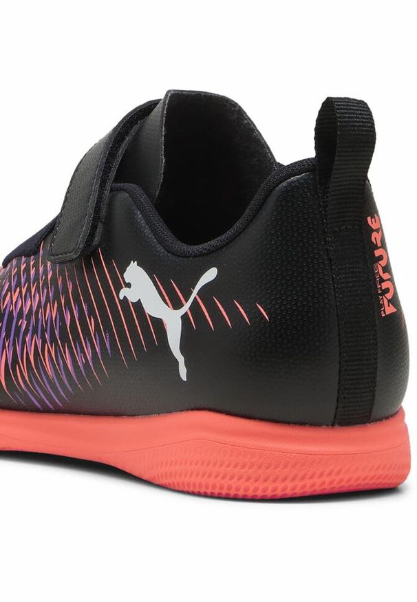 Puma - Młodzieżowe halowe buty piłkarskie FUTURE 8 PLAY IT V PUMA. Kolor: biały, czarny, czerwony, wielokolorowy. Sport: piłka nożna