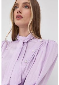 Custommade bluzka Bibbi damska kolor fioletowy gładka. Typ kołnierza: kołnierzyk stójkowy. Kolor: fioletowy. Długość rękawa: długi rękaw. Długość: krótkie. Wzór: gładki