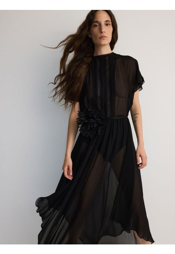Reserved - Szyfonowa sukienka z wiązaną szarfą - czarny. Kolor: czarny. Materiał: szyfon