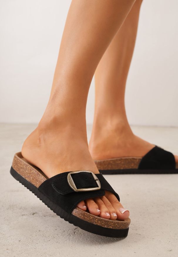 Renee - Czarne Klapki z Zamszu Naturalnego na Korkowej Platformie z Klamrą Ariessea. Kolor: czarny. Materiał: zamsz. Sezon: lato. Obcas: na platformie. Styl: elegancki