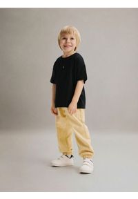 Reserved - Bawełniane spodnie jogger - żółty. Kolor: żółty. Materiał: bawełna