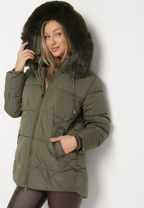 Born2be - Ciemnozielona Pikowana Kurtka z Kapturem z Futerkiem w Klasycznym Stylu Mindrie. Okazja: na spacer, na co dzień. Typ kołnierza: kaptur. Kolor: zielony. Materiał: futro. Wzór: aplikacja. Styl: klasyczny