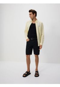 Reserved - Szorty carrot regular z paskiem - czarny. Kolor: czarny. Materiał: bawełna, tkanina
