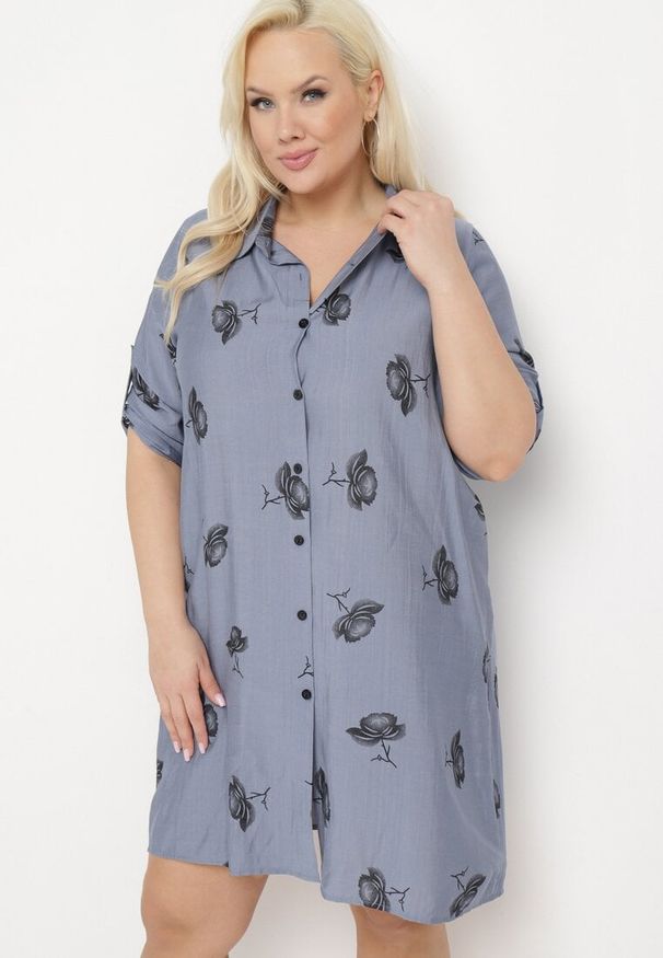 Born2be - Granatowa Koszulowa Sukienka z Guzikami i Regulowanymi Rękawami Xatella. Kolekcja: plus size. Kolor: niebieski. Wzór: kwiaty. Typ sukienki: koszulowe