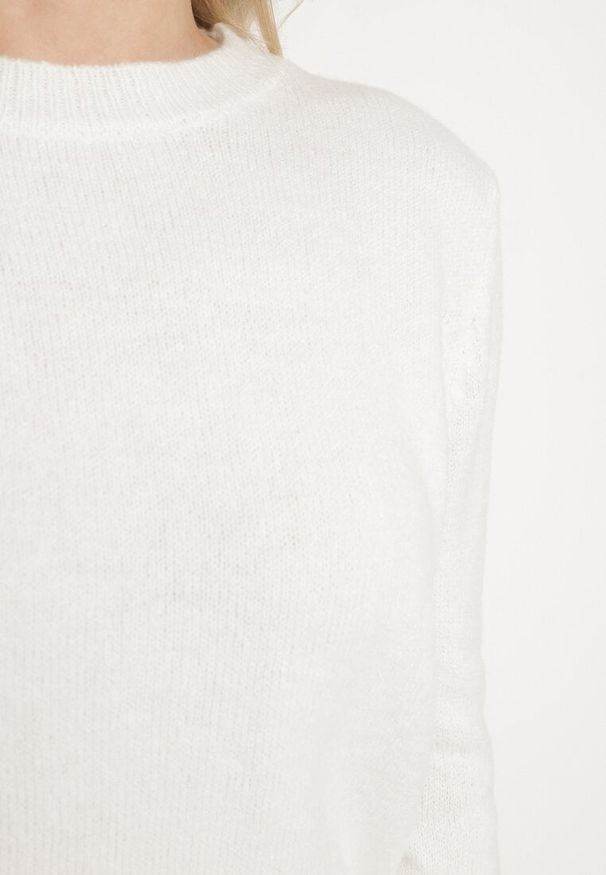 Born2be - Jasnobeżowy Sweter o Klasycznym Kroju Vitilia. Okazja: na co dzień, na spotkanie biznesowe, do pracy. Kolor: beżowy. Materiał: jeans. Długość rękawa: długi rękaw. Długość: długie. Wzór: aplikacja. Styl: klasyczny