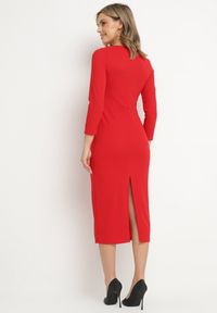 Born2be - Czerwona Sukienka Ozdobiona Asymetrycznym Dekoltem Silfedi. Okazja: na co dzień. Kolor: czerwony. Materiał: jeans. Wzór: aplikacja. Typ sukienki: asymetryczne. Styl: casual, elegancki, klasyczny #4