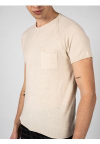 Xagon Man T-shirt | P20081 D12501 | Mężczyzna | Beżowy. Okazja: na co dzień. Kolor: beżowy. Materiał: bawełna, len, akryl. Wzór: aplikacja. Styl: casual #7