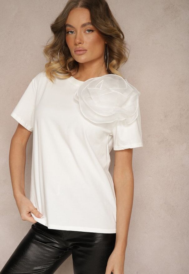Renee - Biały Bawełniany T-shirt z Krótkim Rękawem i Ozdobnym Kwiatem Krissas. Okazja: do pracy, na spotkanie biznesowe, na co dzień. Kolor: biały. Materiał: bawełna. Długość rękawa: krótki rękaw. Długość: krótkie. Wzór: kwiaty. Styl: casual, elegancki, biznesowy