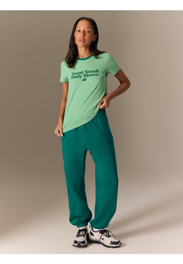 4f - 4F T-shirt regular z nadrukiem damski - zielony S. Okazja: na co dzień. Kolor: zielony. Materiał: skóra, materiał. Wzór: nadruk. Styl: casual