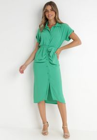 Born2be - Zielona Sukienka Vipny. Okazja: na co dzień. Kolor: zielony. Materiał: materiał, tkanina. Długość rękawa: krótki rękaw. Wzór: jednolity, aplikacja, gładki. Typ sukienki: koszulowe. Styl: casual, klasyczny. Długość: midi #3
