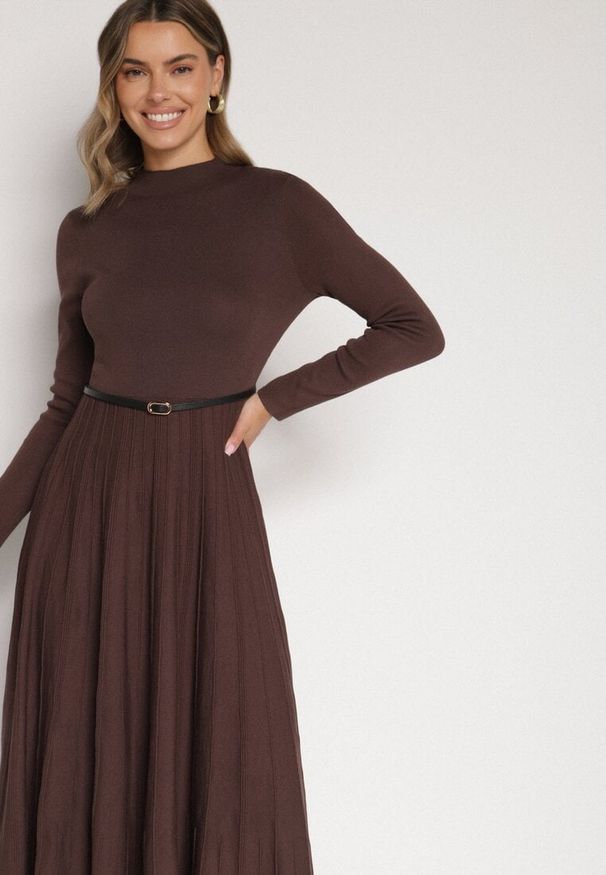 Born2be - Brązowa Rozkloszowana Sukienka z Dzianiny z Wiskozą z Długim Rękawem i Paskiem Tusmina. Okazja: na co dzień. Kolor: brązowy. Materiał: dzianina, wiskoza. Długość rękawa: długi rękaw. Styl: casual, klasyczny, elegancki