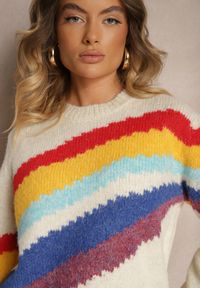Renee - Jasnobeżowy Sweter Ozdobiony Ukośnymi Paskami Zenstina. Okazja: na co dzień. Kolor: beżowy. Materiał: jeans. Wzór: aplikacja. Styl: casual #3