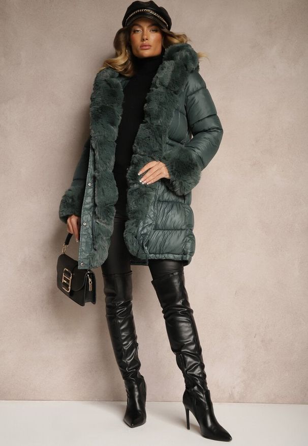 Renee - Ciemnozielona Kurtka z Pikowanymi Przeszyciami Kapturem i Futrem Ściągana w Talii Sznurkiem Emandori. Okazja: do pracy, na co dzień, na spotkanie biznesowe. Kolor: zielony. Materiał: futro. Długość rękawa: długi rękaw. Długość: długie. Styl: casual, elegancki, biznesowy