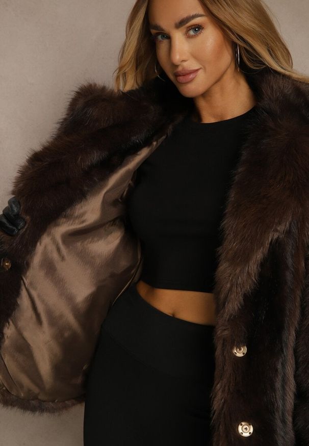 Renee - Brązowa Jednorzędowa Kurtka Futerko z Szerokim Kołnierzem Tesandra. Okazja: na co dzień. Kolor: brązowy. Materiał: futro. Styl: casual, retro, klasyczny