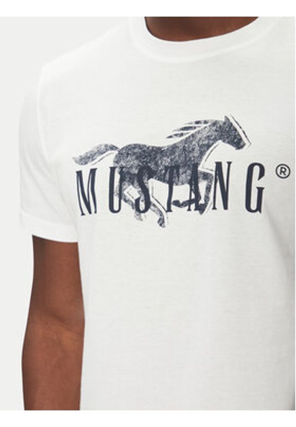 Mustang T-Shirt Austin 1016492 Biały Regular Fit. Kolor: biały. Materiał: bawełna