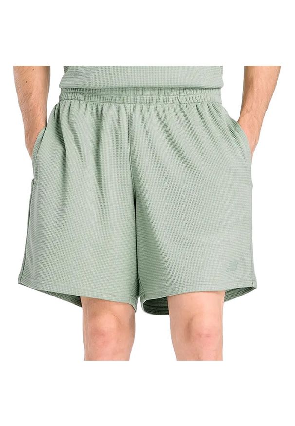 Spodenki męskie New Balance MB61V17CAAR - zielone. Kolor: zielony. Materiał: materiał, poliester. Sport: fitness