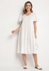 Born2be - Biała Wiskozowa Sukienka Rozkloszowana z Dekoltem V Natilenia. Okazja: na co dzień. Kolor: biały. Materiał: wiskoza. Styl: elegancki, casual, klasyczny #1