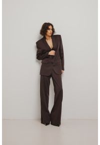 Marsala - Klasyczne spodnie o prostym kroju w kolorze DARK BROWN - FORTH. Okazja: na co dzień. Materiał: lycra, materiał, tkanina, kaszmir, elastan, wiskoza. Wzór: gładki. Styl: klasyczny