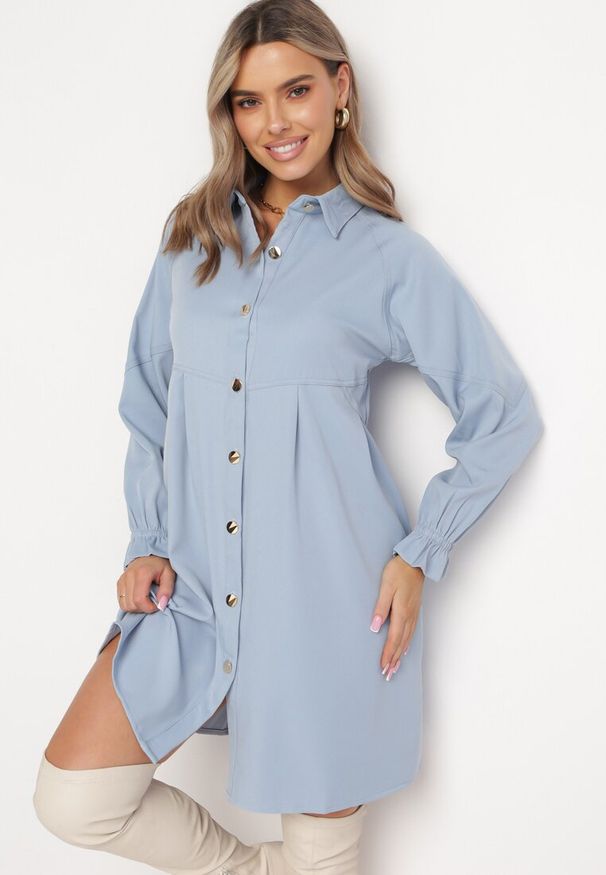 Born2be - Niebieska Luźna Sukienka Koszulowa Momessa. Kolor: niebieski. Typ sukienki: koszulowe. Długość: mini