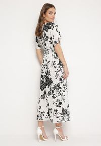 Born2be - Biało-Czarna Sukienka Długa z Kopertową Górą w Kwiatowy Print Solmare. Okazja: na co dzień, na randkę. Kolor: biały. Materiał: jeans. Długość rękawa: krótki rękaw. Wzór: kwiaty, nadruk. Typ sukienki: kopertowe. Styl: klasyczny, casual, elegancki. Długość: maxi #5