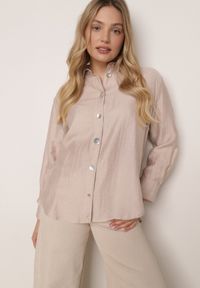 Born2be - Beżowa Koszula Oversize z Wiskozą i Lnem Zdobiona Nieregularnymi Guzikami Inisera. Okazja: na co dzień, do pracy. Typ kołnierza: kołnierzyk klasyczny. Kolor: beżowy. Materiał: wiskoza, len. Długość: długie. Wzór: aplikacja. Styl: casual, klasyczny, elegancki #7