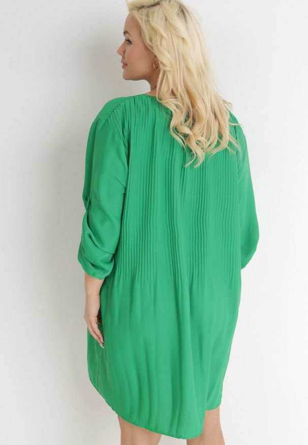Born2be - Zielona Rozkloszowana Sukienka Mini z Plisowaniem Telesi. Kolekcja: plus size. Kolor: zielony. Długość rękawa: długi rękaw. Typ sukienki: dla puszystych. Długość: mini