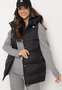 Born2be - Czarna Kamizelka Pikowana z Ozdobnym Suwakiem z Kapturem Fortisse. Okazja: na co dzień, na spotkanie biznesowe. Typ kołnierza: kaptur. Kolor: czarny. Styl: biznesowy, casual, elegancki, klasyczny #9