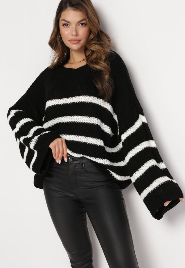Born2be - Czarny Dzianinowy Sweter z Długimi Szerokimi Rękawami w Pasy Samsoni. Kolor: czarny. Materiał: dzianina. Długość: długie