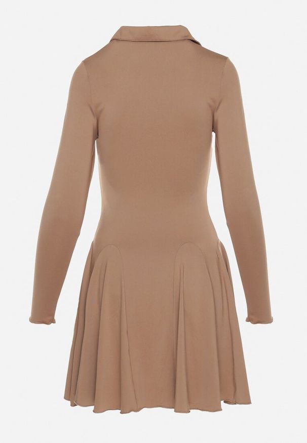 Born2be - Ciemnobeżowa Rozkloszowana Sukienka z Wiskozą Ozdobiona Kołnierzykiem Mirettia. Okazja: na co dzień. Kolor: beżowy. Materiał: wiskoza. Wzór: aplikacja. Typ sukienki: rozkloszowane, proste. Styl: casual