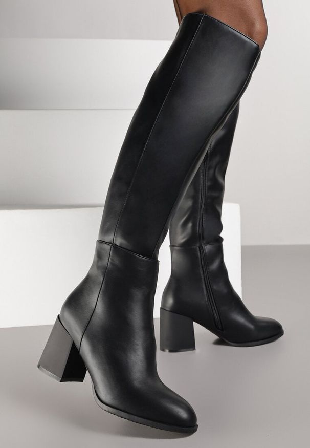 Renee - Czarne Kozaki Vices na Słupku z Przeszyciami Codvira. Okazja: na co dzień. Kolor: czarny. Materiał: jeans. Obcas: na słupku. Styl: klasyczny, casual, elegancki, street