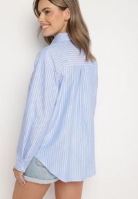 Born2be - Jasnoniebieska Koszula o Kroju Oversize z Delikatne Paski z Haftem w Kształcie Serca Talaviela. Okazja: na co dzień. Typ kołnierza: kołnierzyk klasyczny. Kolor: niebieski. Materiał: jeans. Długość rękawa: długi rękaw. Długość: długie. Wzór: haft, paski. Styl: klasyczny, casual, elegancki #5