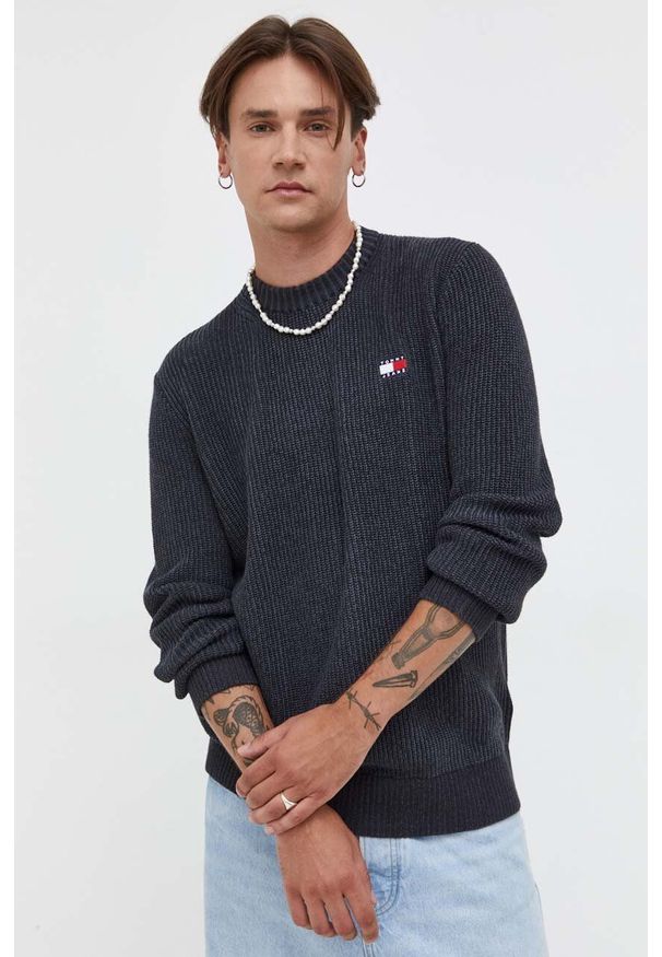 Tommy Jeans sweter bawełniany kolor czarny. Kolor: czarny. Materiał: bawełna. Wzór: aplikacja. Styl: klasyczny