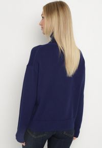 Born2be - Granatowy Golf z Domieszką Kaszmiru Ozdobiony Przeszyciami Avonella. Okazja: na co dzień. Typ kołnierza: golf. Kolor: niebieski. Materiał: kaszmir. Wzór: aplikacja. Styl: klasyczny, casual #3