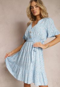 Renee - Niebieska Rozkloszowana Sukienka Wiskozowa Mini w Kwiatowy Print z Falbanką Taelle. Kolor: niebieski. Materiał: wiskoza. Wzór: kwiaty, nadruk. Długość: mini