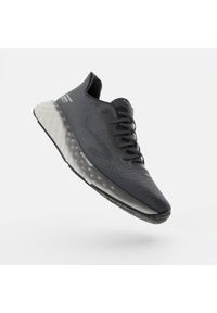 KIPRUN - Buty do biegania męskie Kiprun KS900 Light. Kolor: biały, szary, wielokolorowy. Materiał: materiał. Szerokość cholewki: normalna. Wzór: geometria. Sport: bieganie, fitness