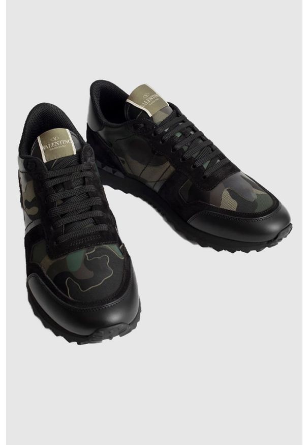 Valentino Garavani - VALENTINO GARAVANI Czarne sneakersy rockrunner w kamuflażu khaki. Zapięcie: pasek. Kolor: czarny