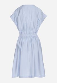 Born2be - Niebieska Sukienka z Wiskozy o Rozkloszowanym Kroju z Paskiem Sepina. Okazja: na co dzień. Typ kołnierza: dekolt w serek. Kolor: niebieski. Materiał: wiskoza. Długość rękawa: krótki rękaw. Wzór: aplikacja. Sezon: lato. Styl: klasyczny, casual, elegancki #2