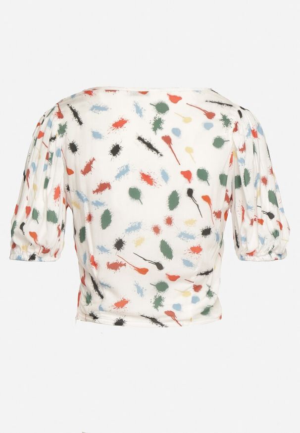 Born2be - Biała Bluzka o Skróconym Fasonie w Abstrakcyjny Wzór z Wiskozy Oravella. Kolor: biały. Materiał: wiskoza