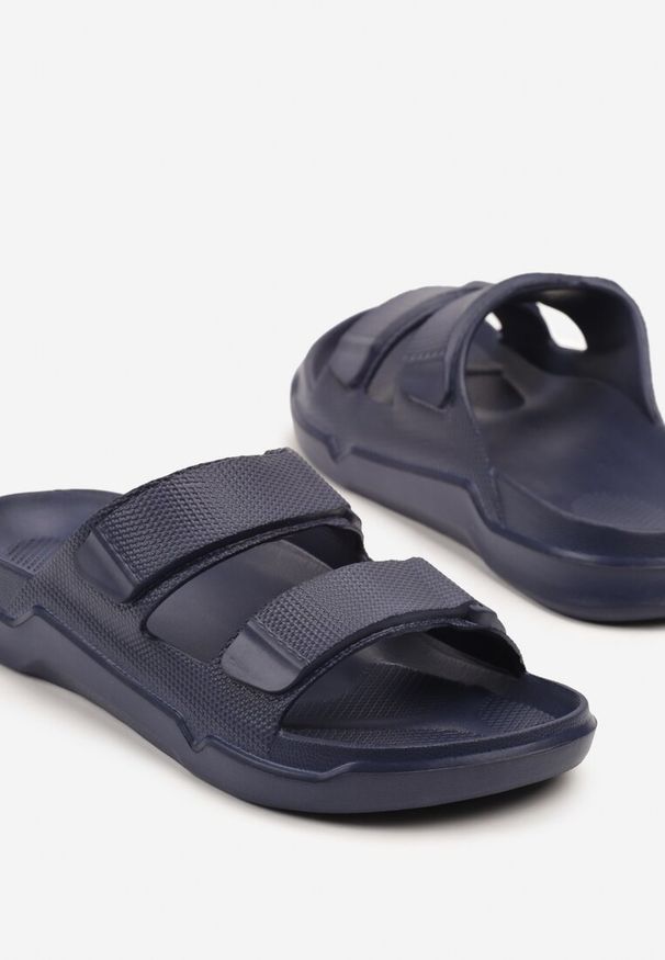 Born2be - Granatowe Klapki z Tłoczeniem i Dwoma Paskami Sopelara. Okazja: na co dzień, na spacer. Kolor: niebieski. Styl: casual