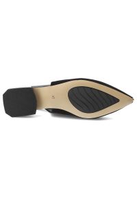 Czółenka damskie S.Barski, cholewka ze skóry naturalnej zamszowej elegancki fason slingback niski stabilny obcas, czarne, CR61-3050. Okazja: na spotkanie biznesowe. Zapięcie: klamry. Kolor: czarny. Materiał: skóra, zamsz. Szerokość cholewki: normalna. Obcas: na obcasie. Styl: elegancki. Wysokość obcasa: średni #2